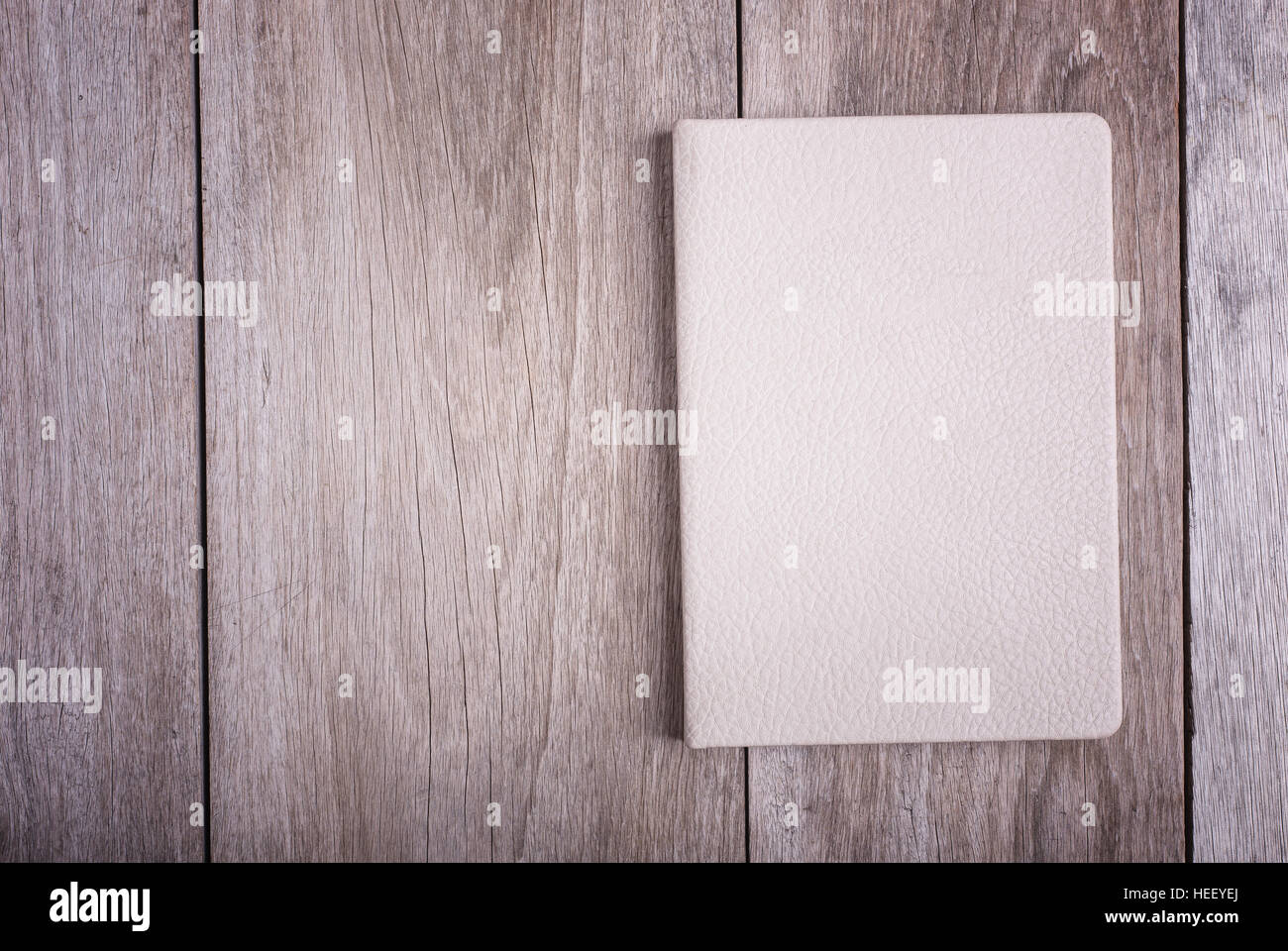 Vista superiore del libro sul vecchio asse di legno sfondo Foto Stock