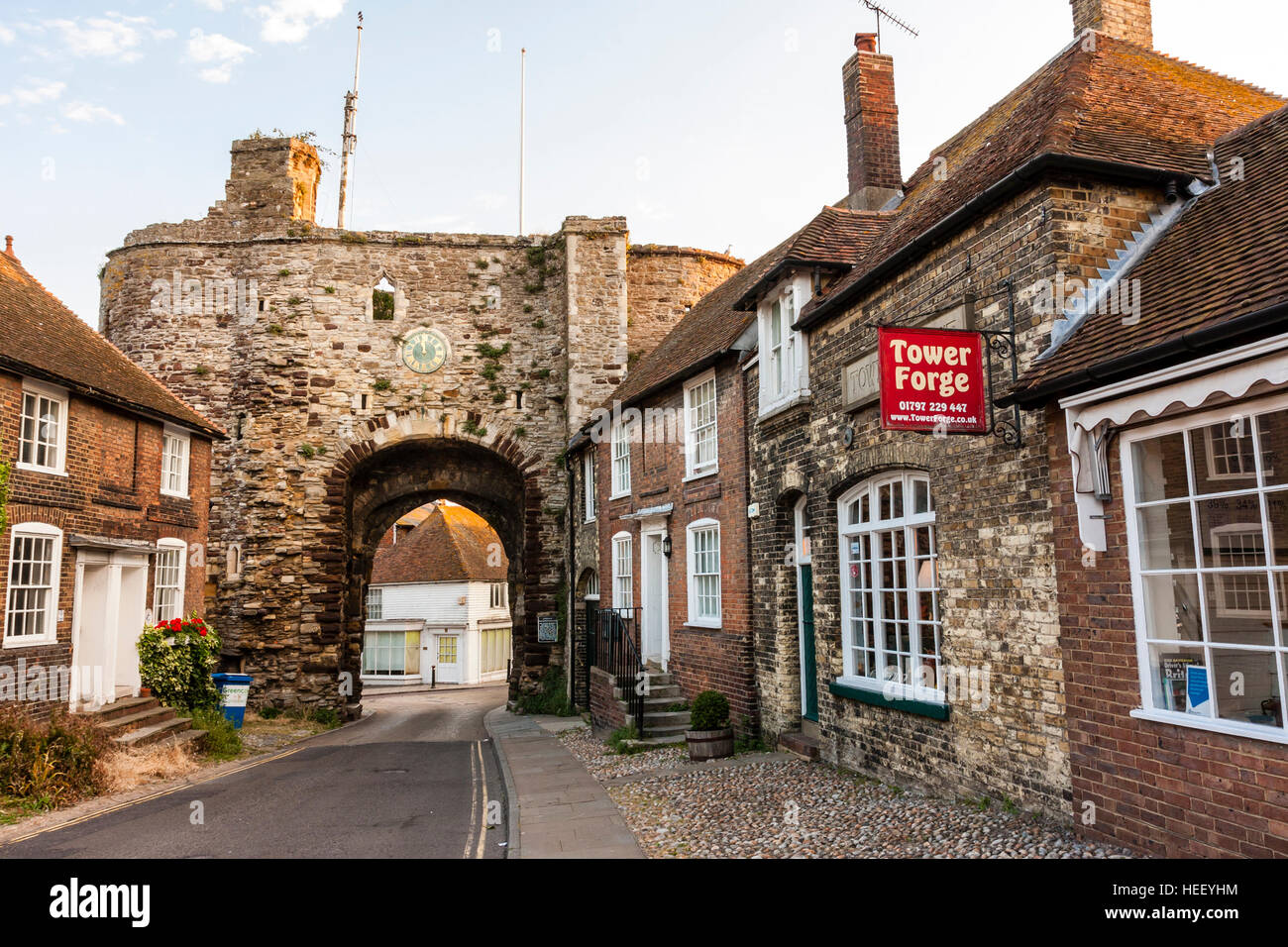 Vecchia storica cittadina inglese, segale, Landgate Arch, xiii secolo gatehouse e street con vecchie case, parte dell'originaria cinta muraria. Ora d'oro. Foto Stock