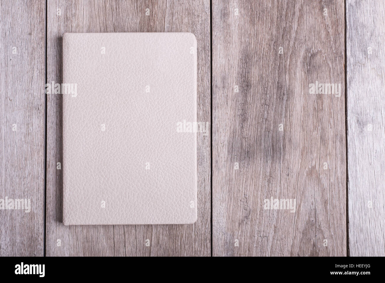 Vista superiore del libro sul vecchio asse di legno sfondo Foto Stock