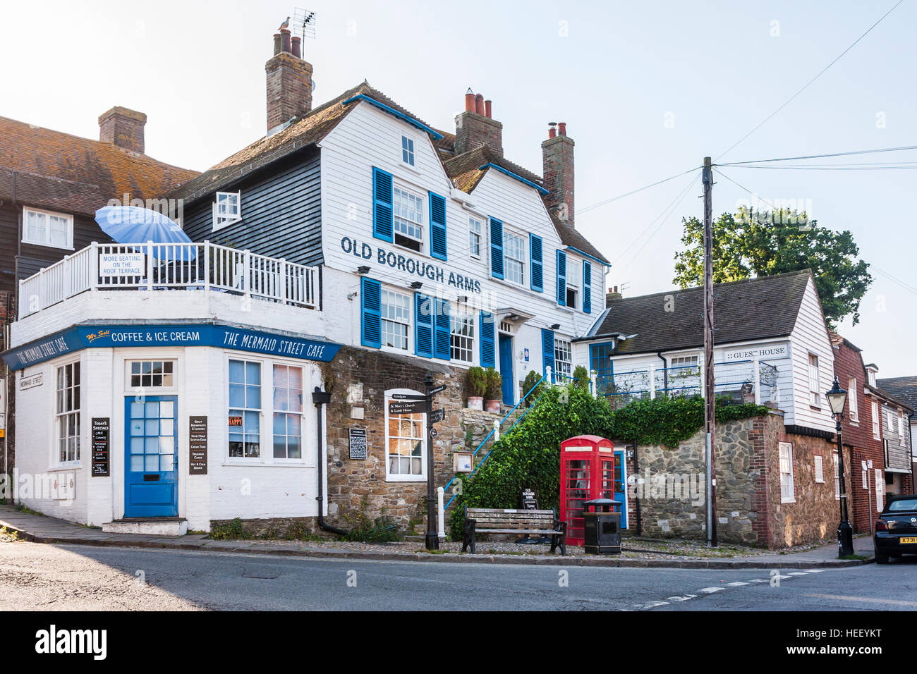 Inghilterra, segala. Edificio ad angolo, blu e bianco, Old Borough Arms e Mermaid Street Cafe. Il XVIII secolo. British telefono rosso box esterno. Foto Stock