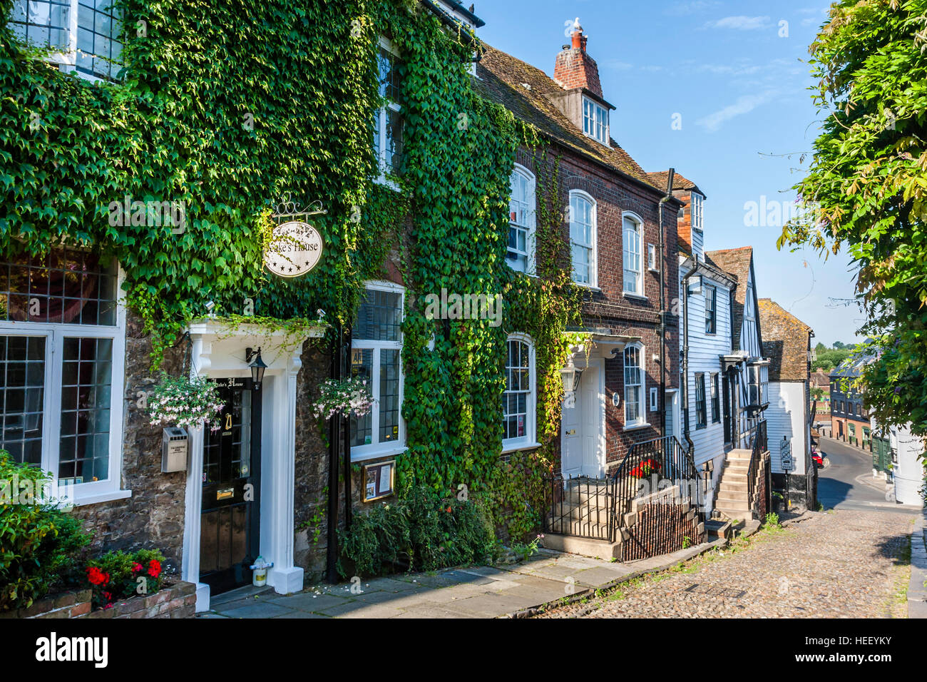 Storica città inglese di segala. Edificio del XVI secolo "Jeake Casa dell' ex "woolstore', e vista lungo strette ciottolate Mermaid Street. Foto Stock