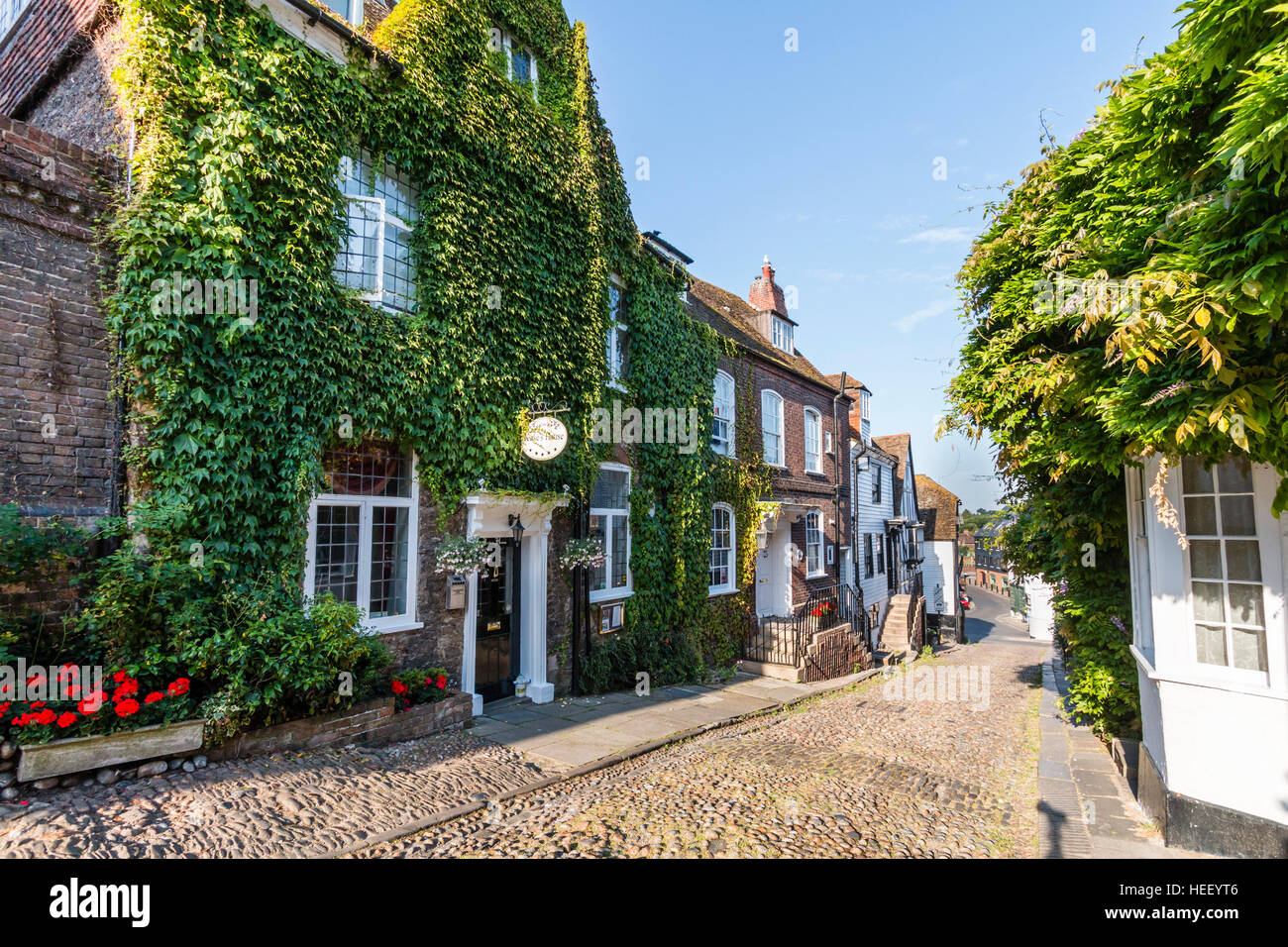 Storica città inglese di segala. Edificio del XVI secolo "Jeake Casa dell' ex "woolstore', e vista lungo strette ciottolate Mermaid Street. Foto Stock