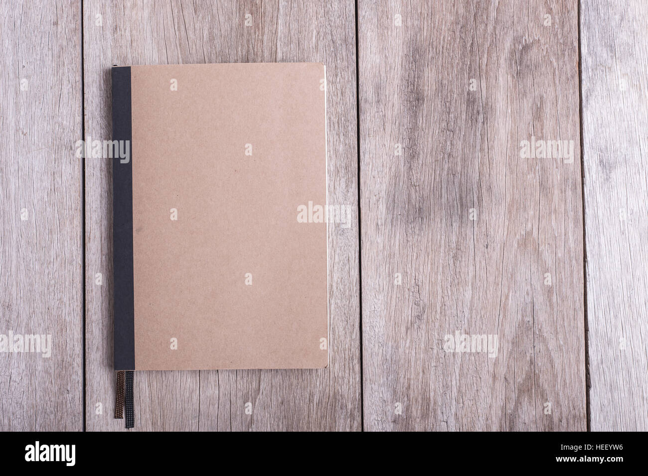 Vista superiore del libro sul vecchio asse di legno sfondo Foto Stock