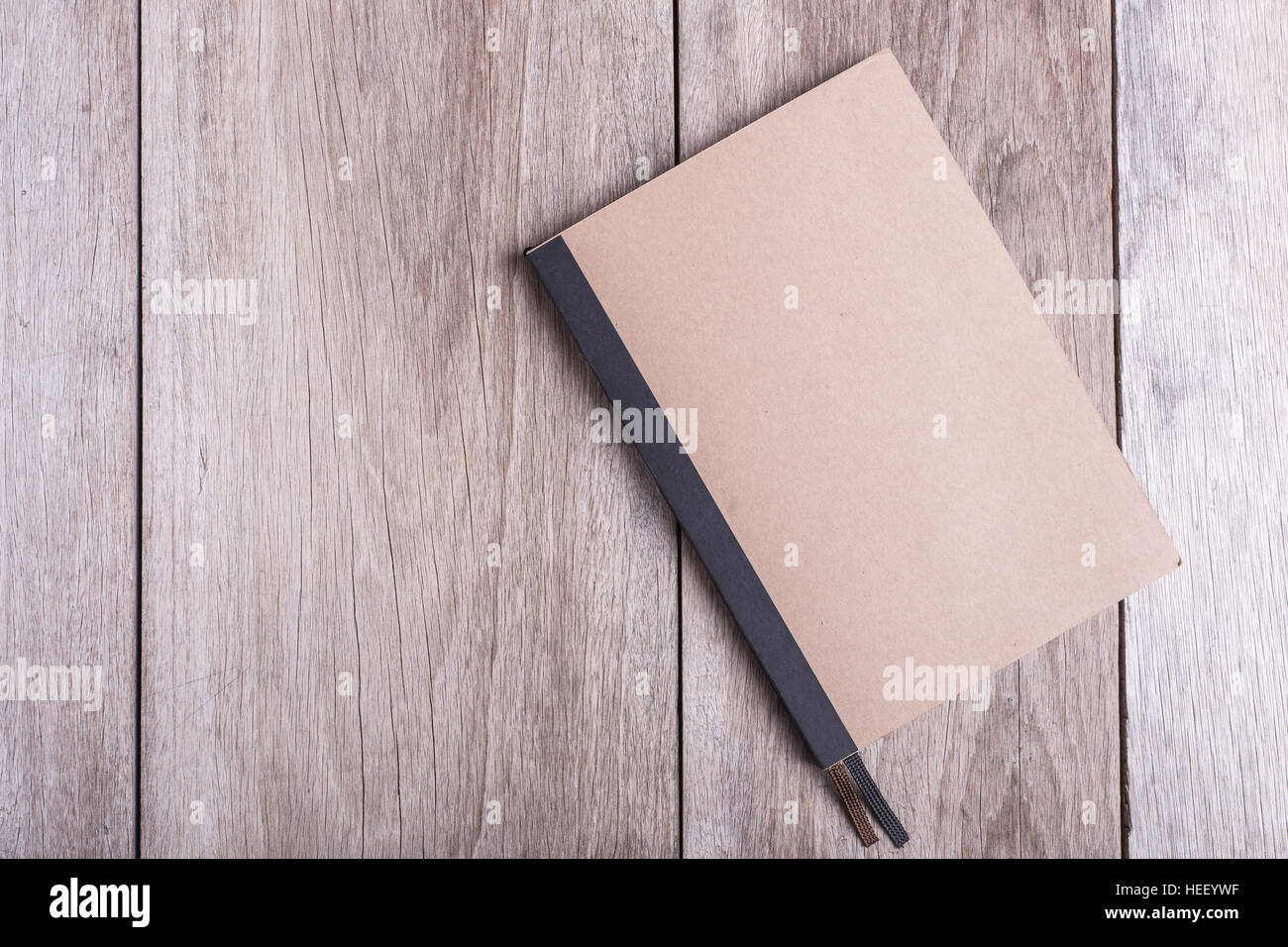 Vista superiore del libro sul vecchio asse di legno sfondo Foto Stock