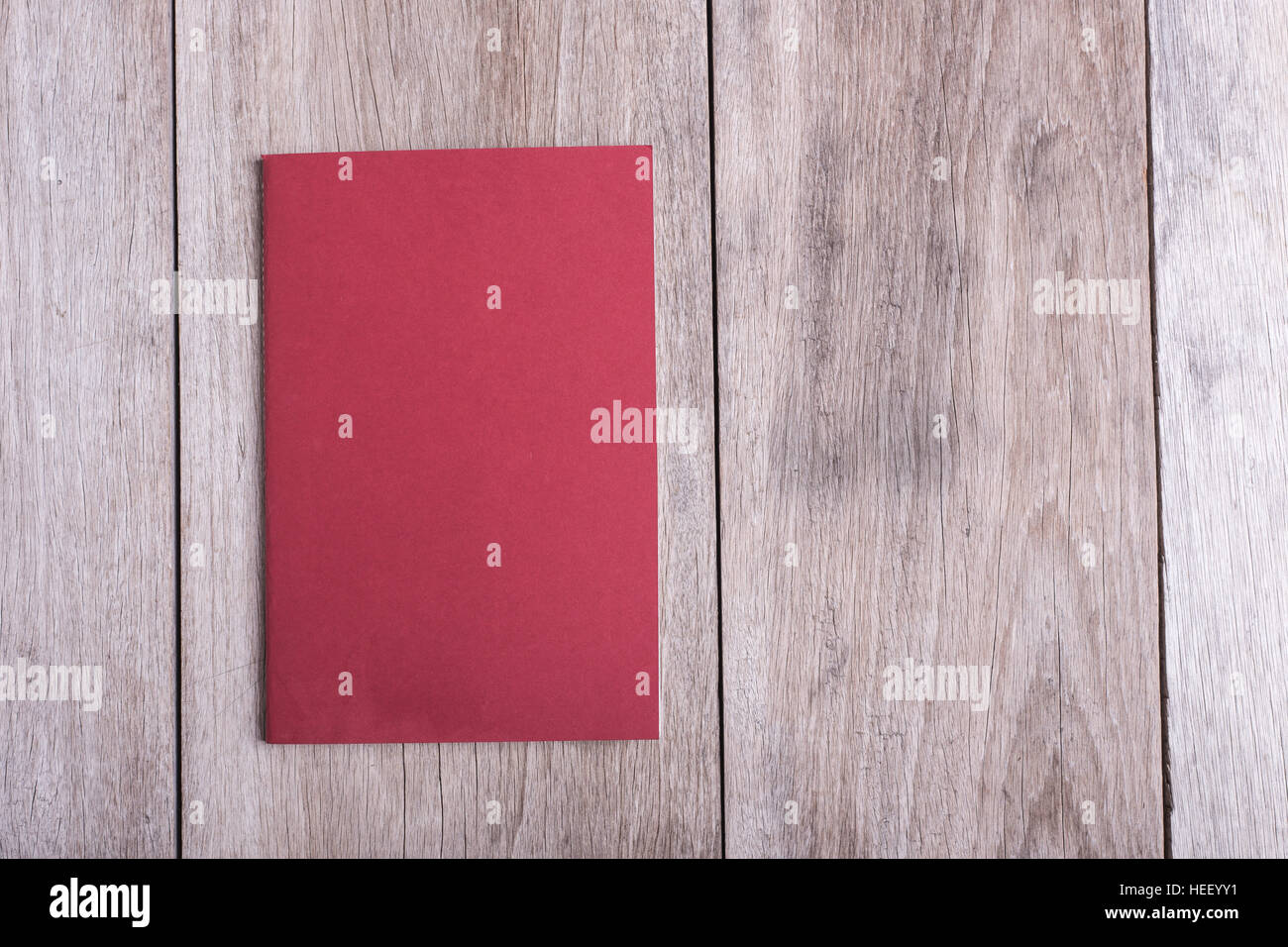 Vista superiore del libro sul vecchio asse di legno sfondo Foto Stock