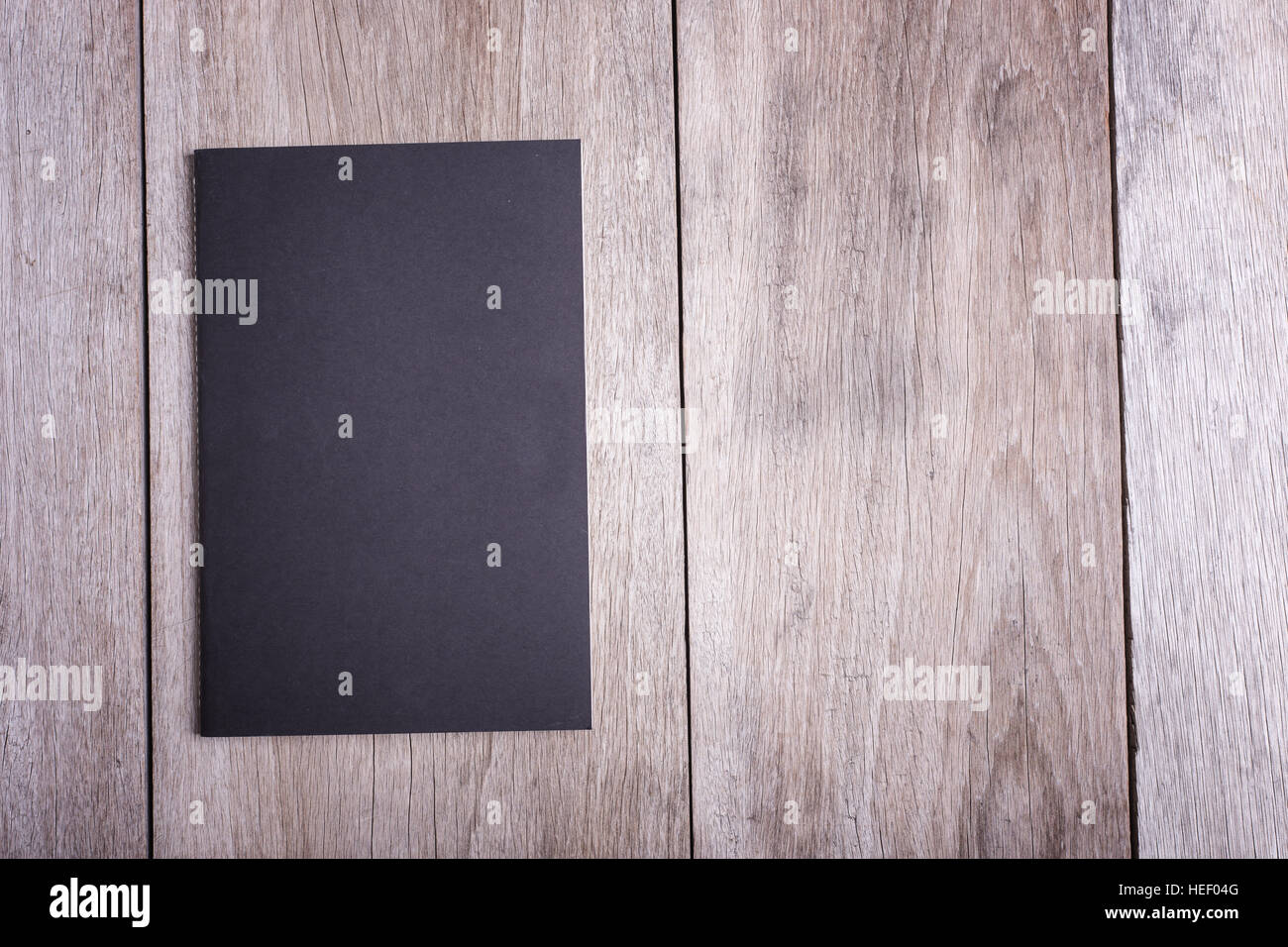 Vista superiore del libro sul vecchio asse di legno sfondo Foto Stock