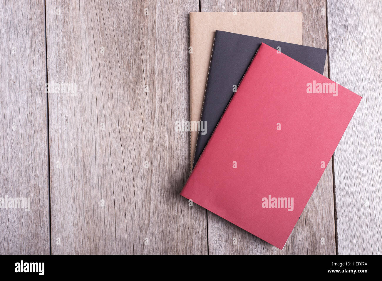 Vista superiore del libro sul vecchio asse di legno sfondo Foto Stock