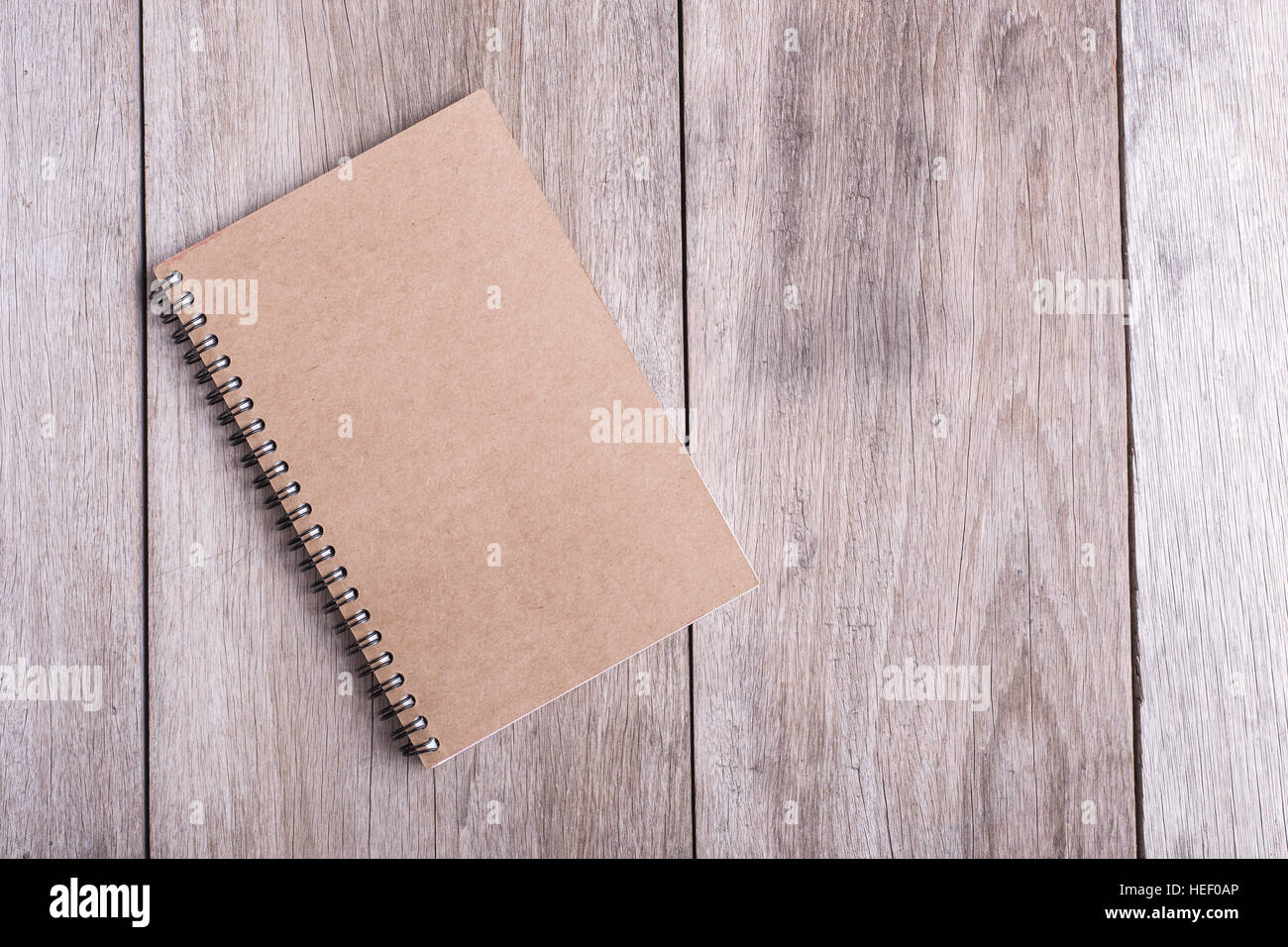 Vista superiore del libro sul vecchio asse di legno sfondo Foto Stock