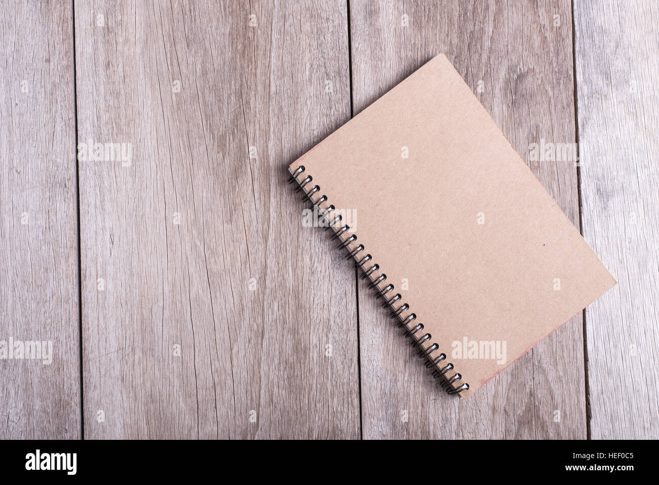 Vista superiore del libro sul vecchio asse di legno sfondo Foto Stock