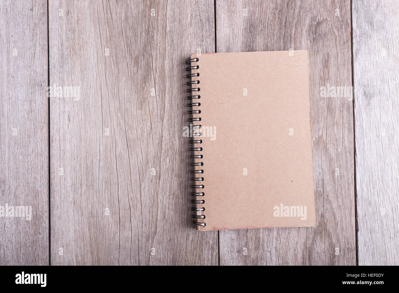 Vista superiore del libro sul vecchio asse di legno sfondo Foto Stock