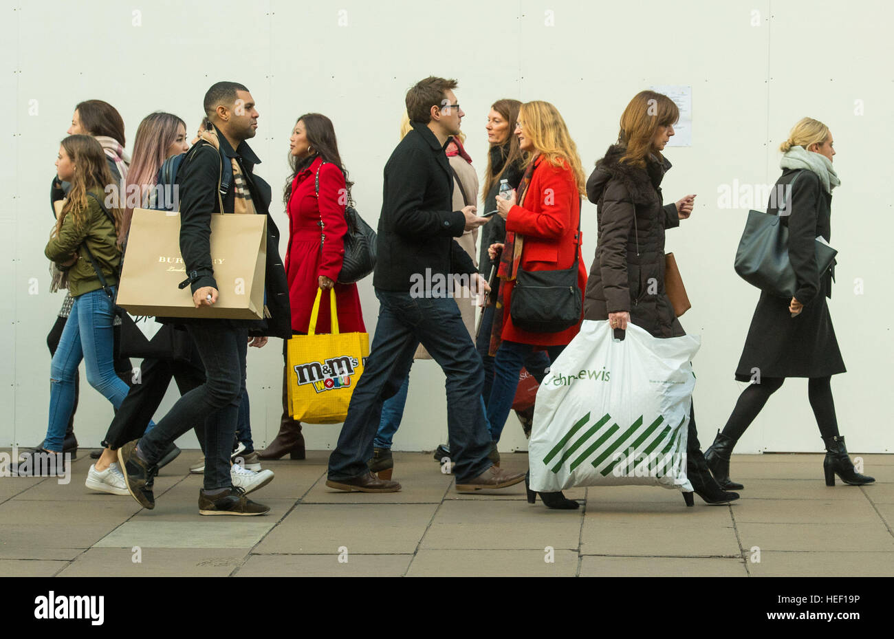 Gli amanti dello shopping di Oxford Street a Londra, l'ultima settimana prima di Natale. Foto Stock