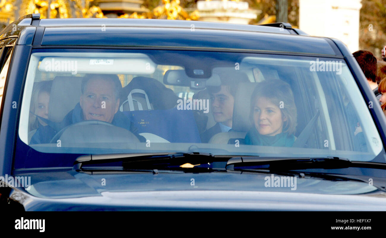 Il visconte Linley e la famiglia, moglie Signora Serena Armstrong-Jones, Viscountess Linley e bambini Margarita Armstrong-Jones e Charles Armstrong-Jones, arrivando per la regina del pranzo di Natale a Buckingham Palace di Londra. Foto Stock