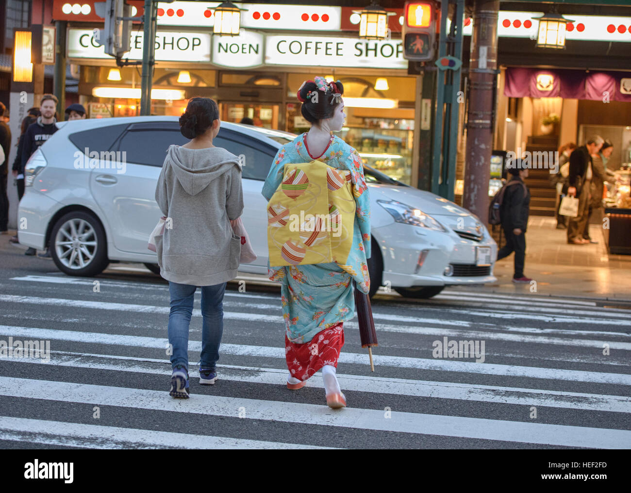 Maiko attraversando la strada in Gion, Kyoto, Giappone Foto Stock