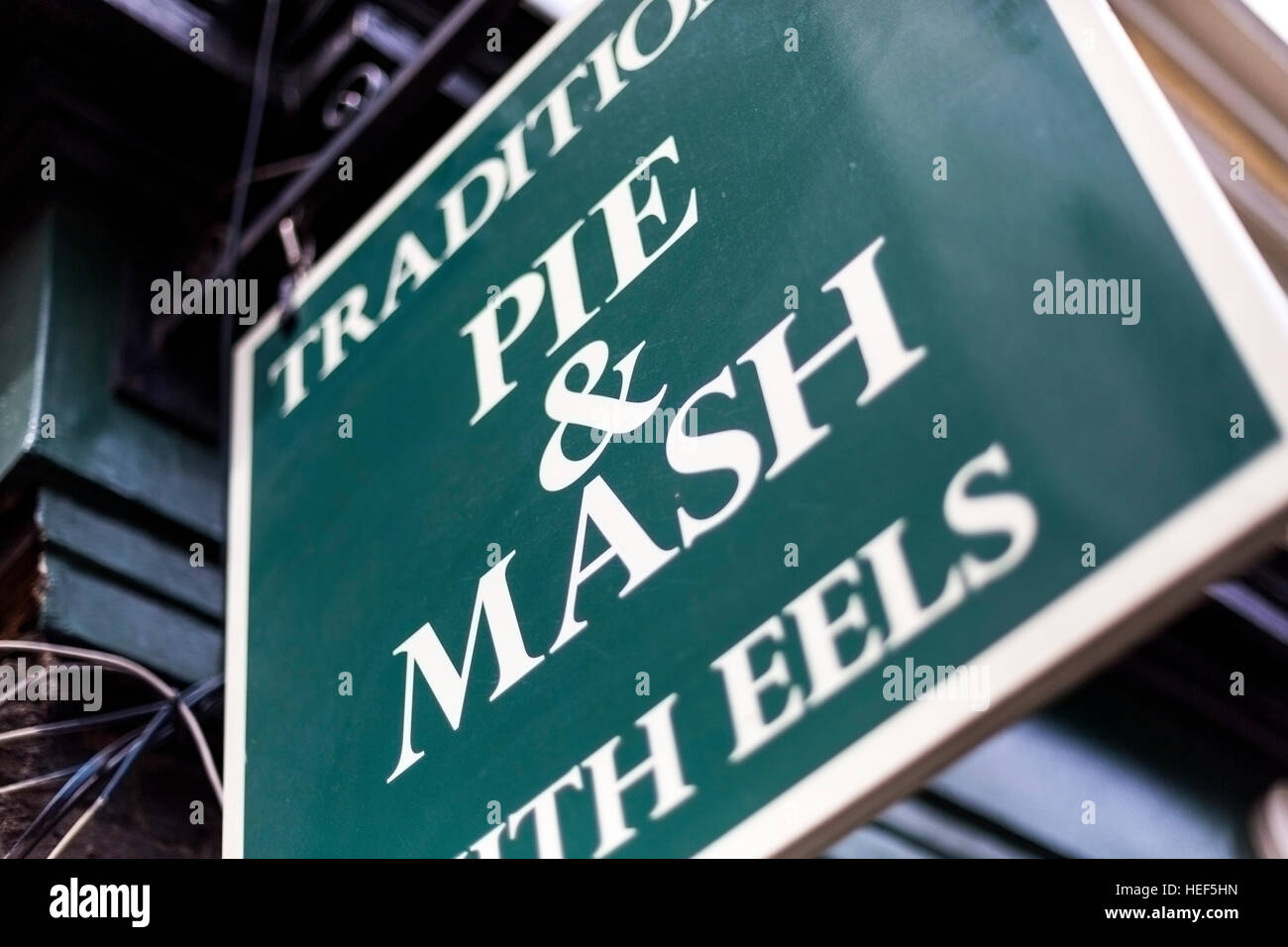 Un grafico a torta tradizionale e mash shop segno a Greenwich, London, Regno Unito Foto Stock