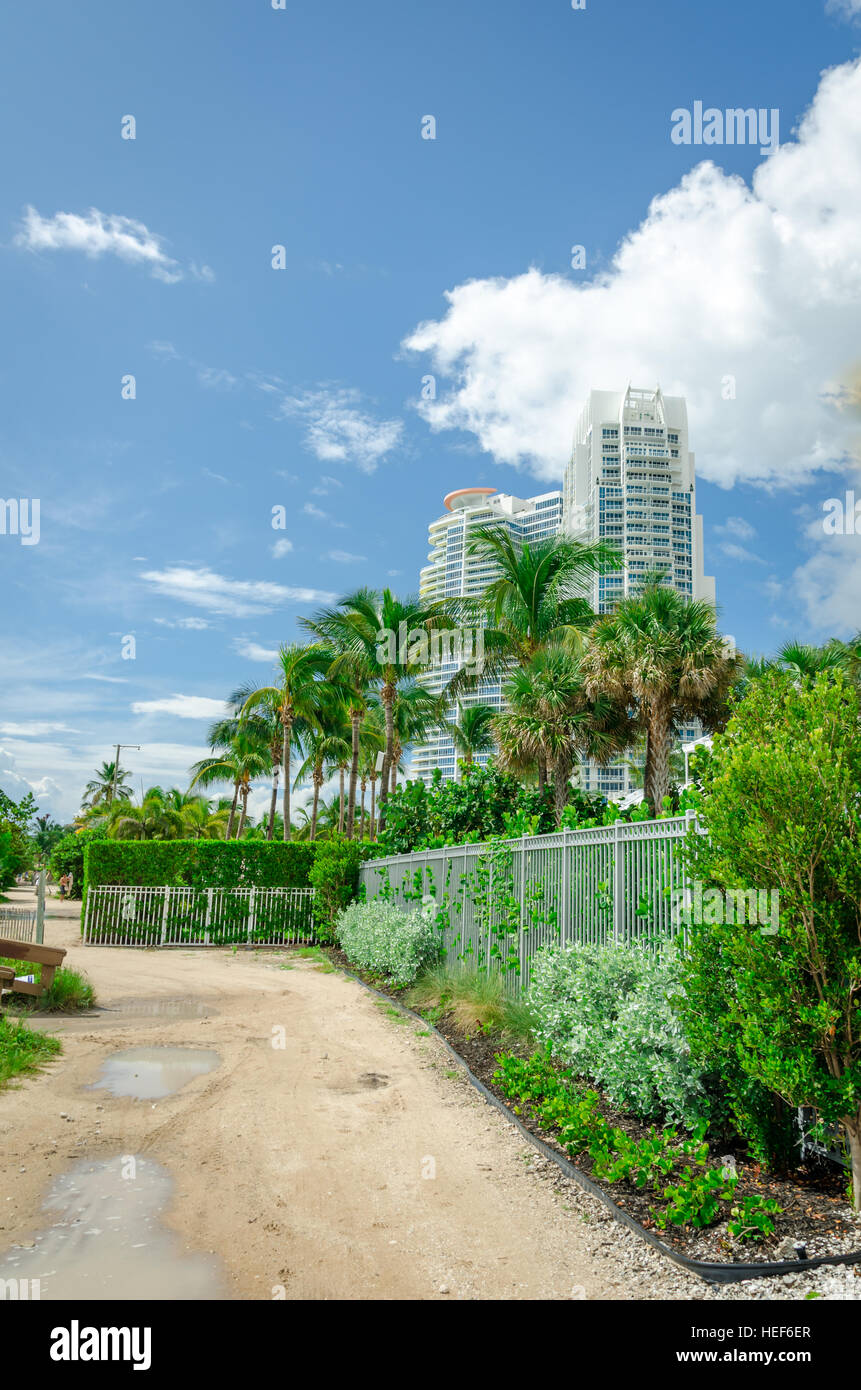 Miami, Stati Uniti d'America - 23 Settembre 2012: South Beach di Miami con preservativo grattacieli come sfondo in Florida, Stati Uniti d'America Foto Stock