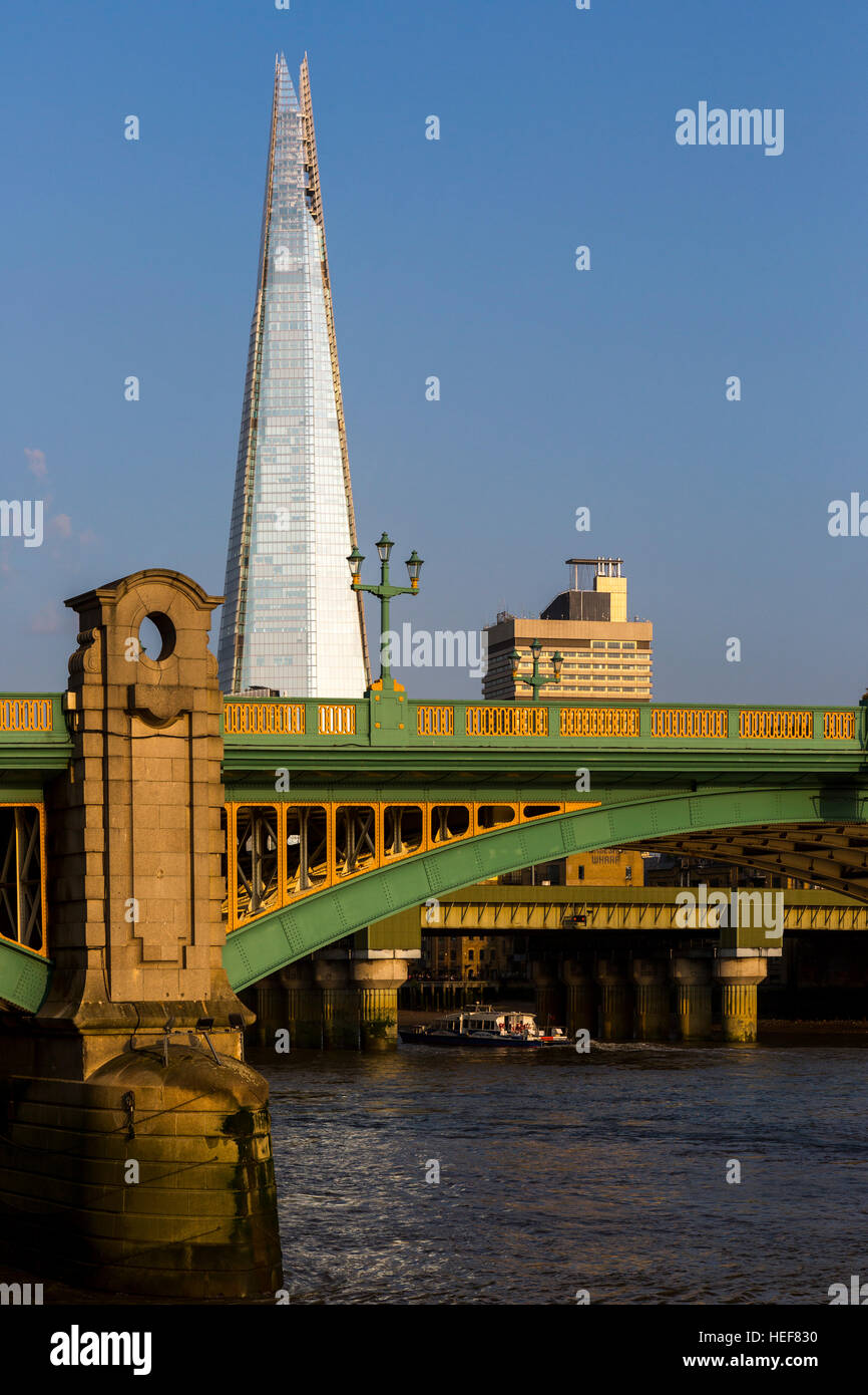 Pomeriggio di sole sulla Shard edificio, con Vauxhall Bridge, il fiume Tamigi e Londra. Foto Stock