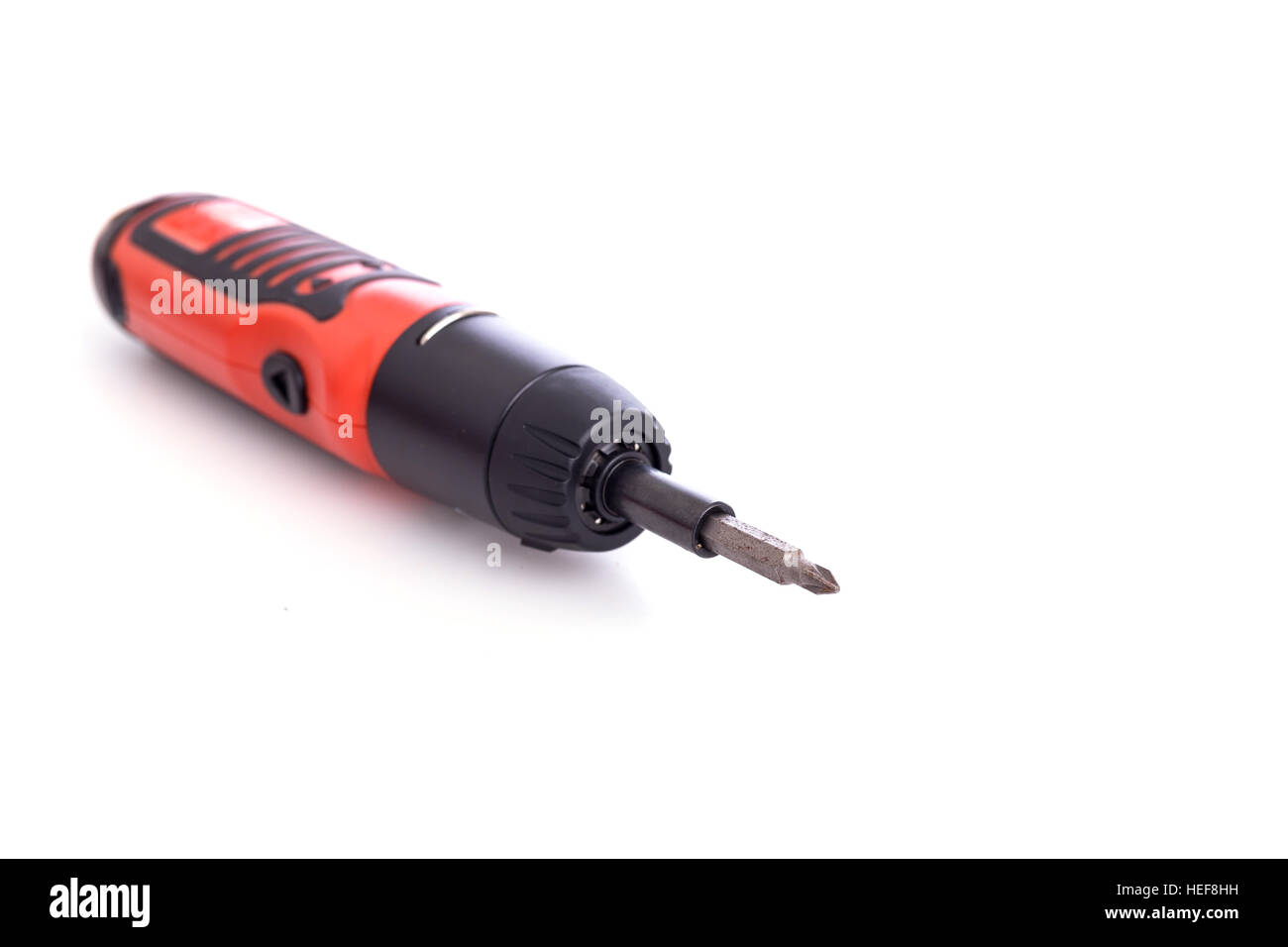 Close up Cordless rosso cacciavite o un trapano elettrico isolato su sfondo bianco Foto Stock
