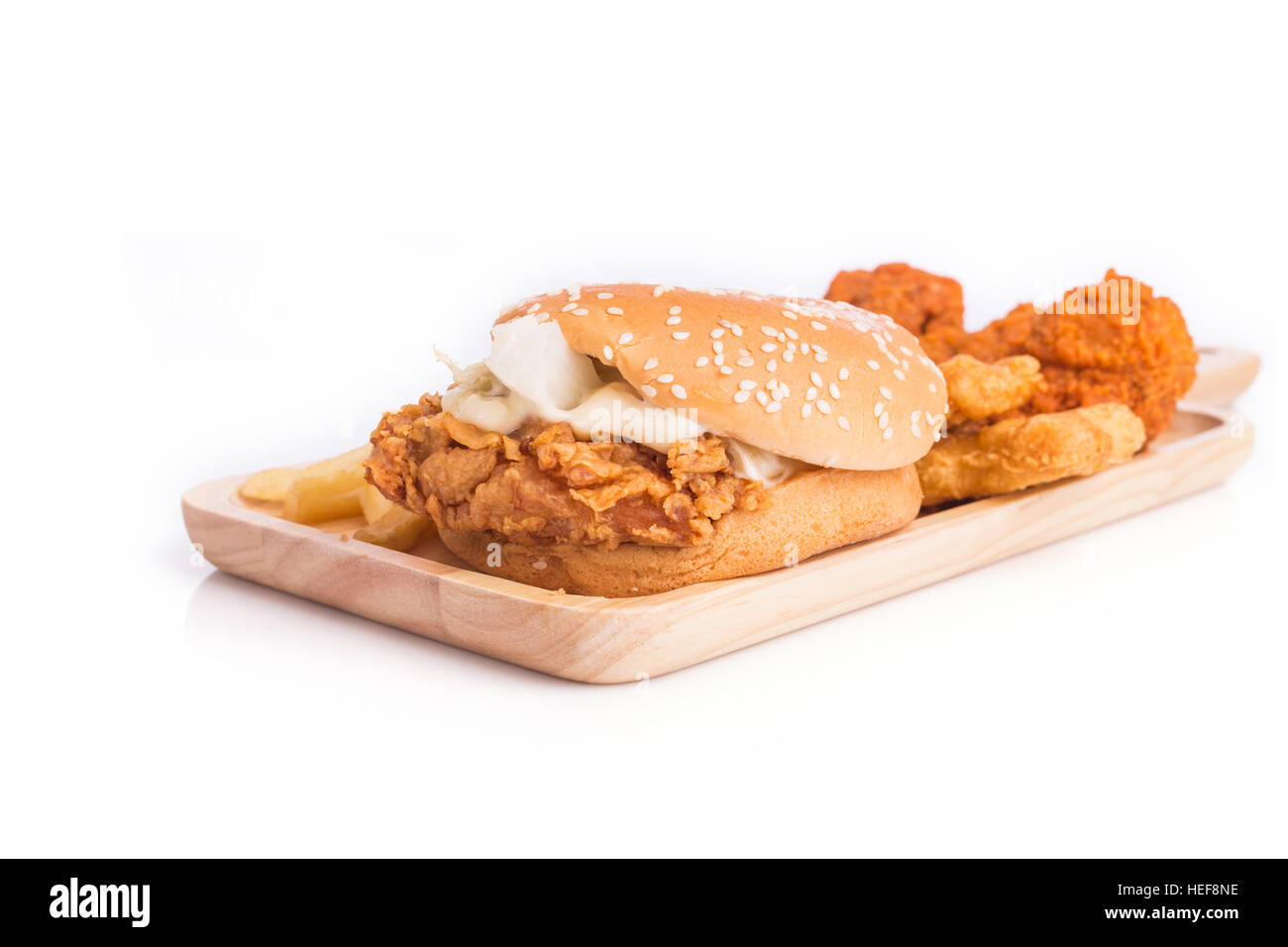 Close up fritto di pollo e patatine fritte e soft drink sul tavolo di legno Foto Stock