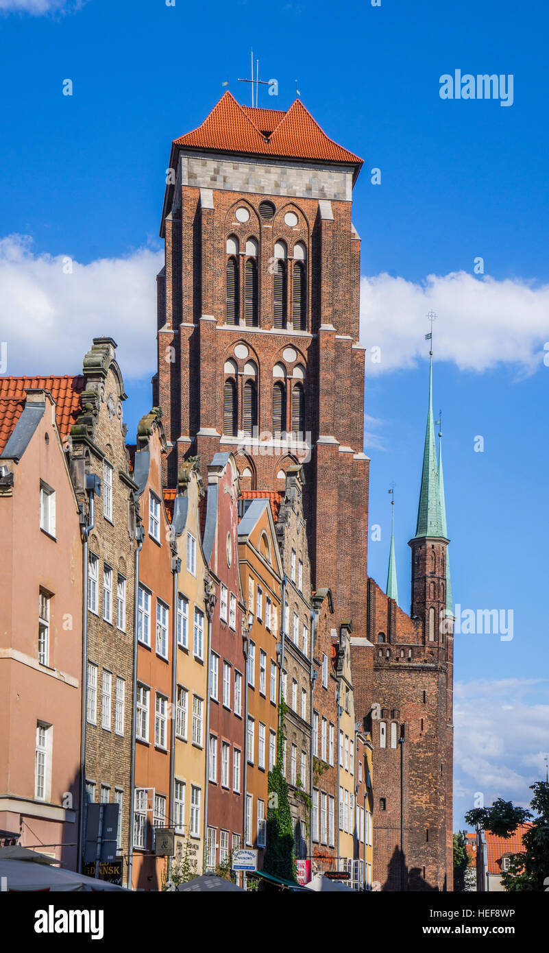 Polonia, Pomerania, Gdansk (Danzica), vista la massiccia torre la chiesa di Santa Maria da Ulica Pivna (Jopengasse/birra Street) Foto Stock