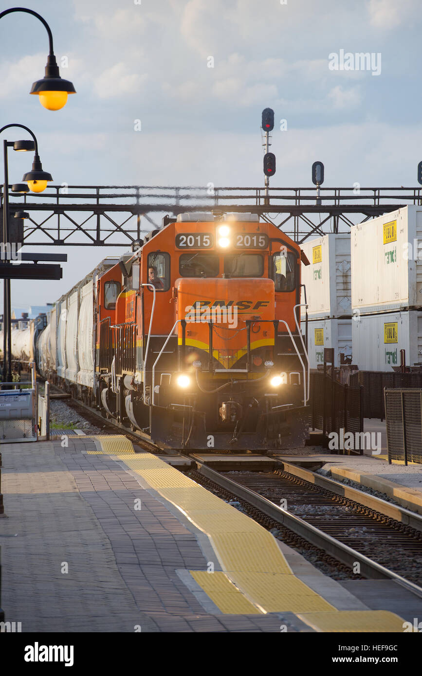 BNSF powered treno merci a Joliet, Illinois, Stati Uniti d'America Foto Stock