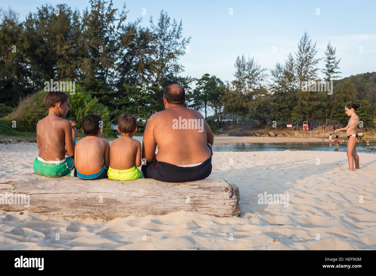 PHUKET, Tailandia - 7 gennaio : Le persone non identificate sono relax a Nai Harn Beach il 7 gennaio 2016 a Phuket, Tailandia. Nai Harn è uno dei molto bello Foto Stock