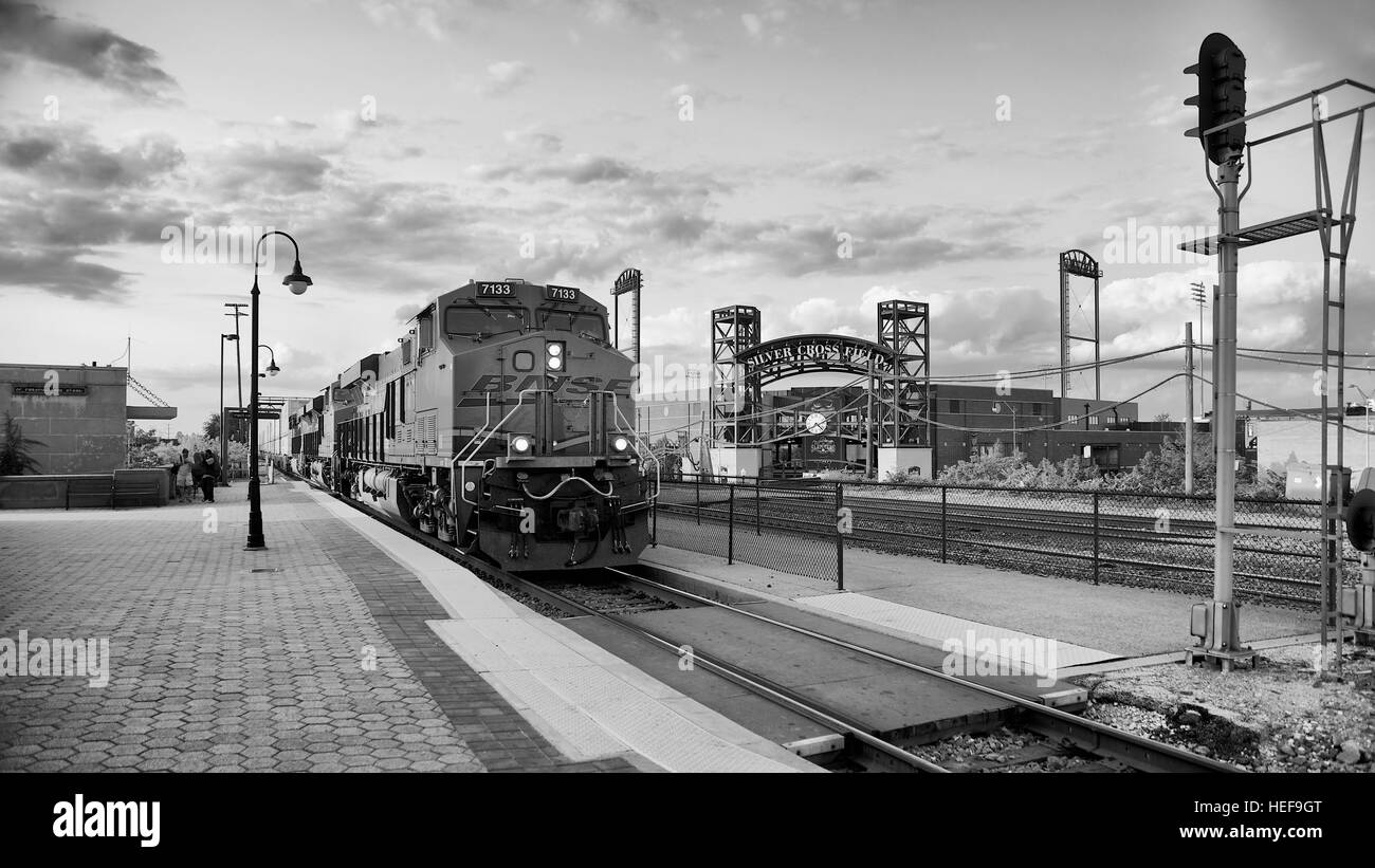 BNSF powered double stack contenitore treno in Joliet, illinois, Stati Uniti d'America. Foto Stock