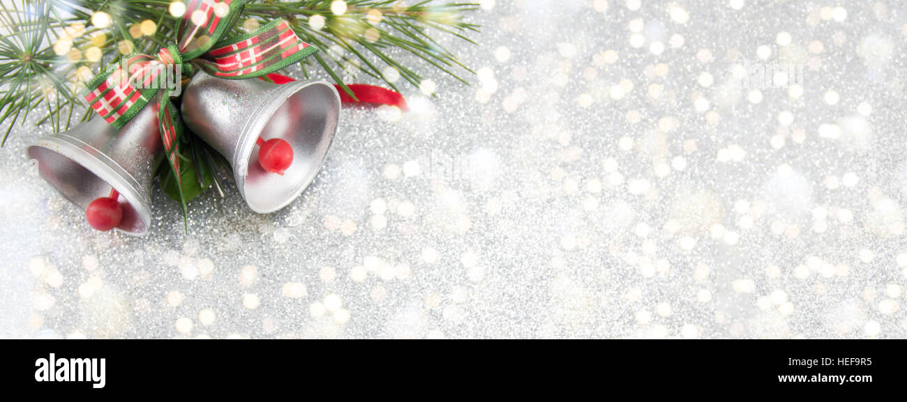 Due campane di Natale decorazione con sfondo di festa Foto Stock