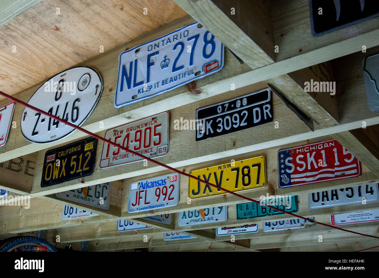 Raccolta della vettura numero o piastre di registrazione in un garage tetto Foto Stock