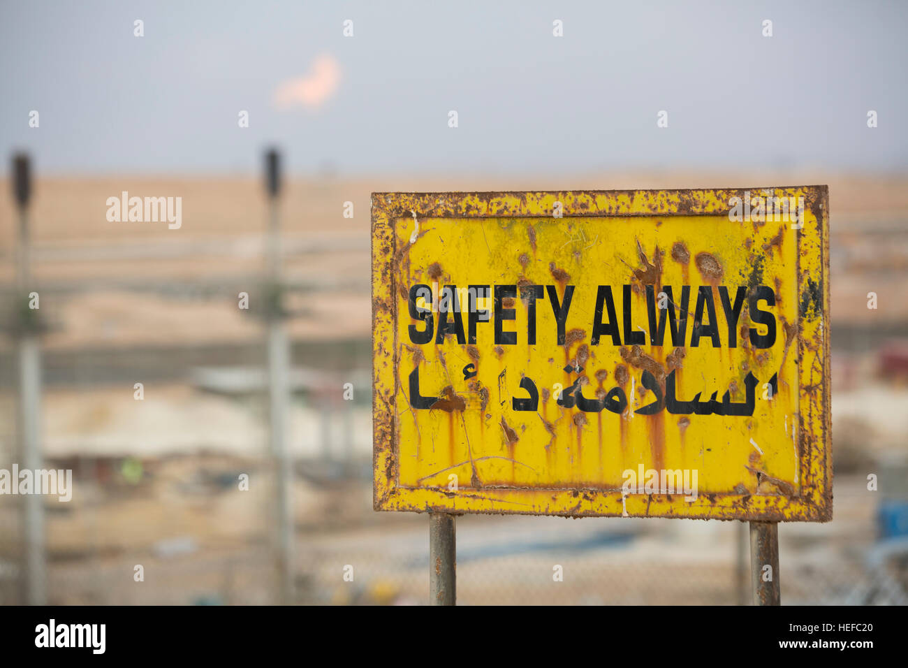 'Sicurezza' sempre segno in Italiano / Inglese / arabo a Zarqa impianto di trattamento delle acque reflue. Foto Stock