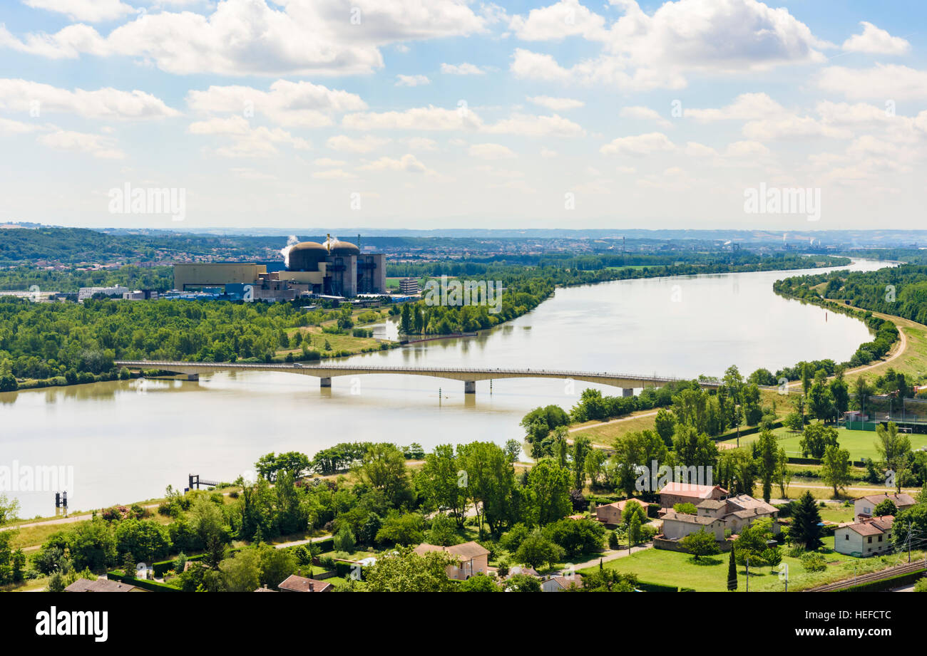 Il fiume Rodano separando i dipartimenti della Loire e Isère con Saint-Alban Centrale Nucleare, Saint-Maurice-l'esilio, Francia Foto Stock