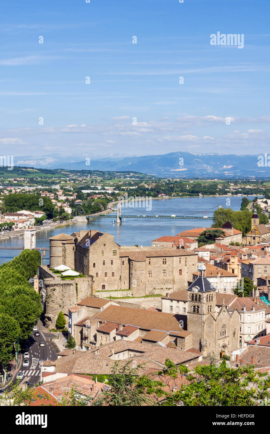 Vedute della città medievale di Tournon-sur-Rhône, il suo castello e il fiume Rodano separando il dipartimento della Drôme e dell' Ardèche, Francia Foto Stock