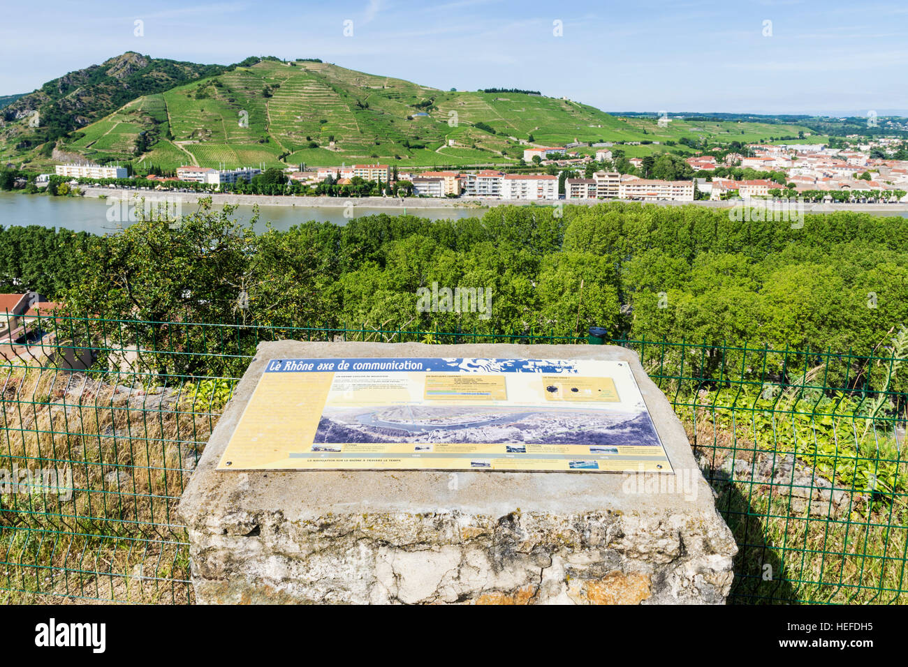 Rhône River information board da Tournon-sur-Rhône guardando in direzione di Tain l'Hermitage, Tournon-sur-Rhône, Francia Foto Stock