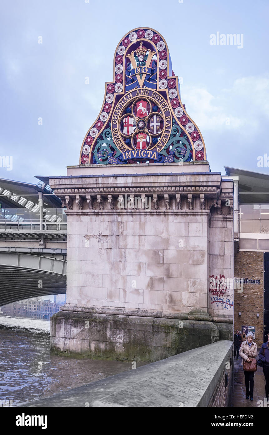 Blackfriars Bridge sul fiume Tamigi, Londra. Foto Stock