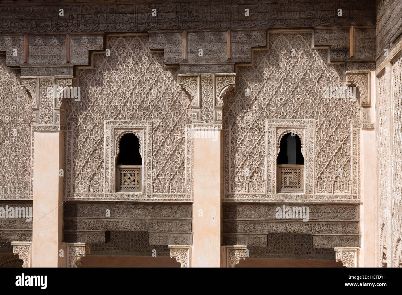 Corte interna del Ben Youssef Madrasa. Un ex collegio islamica in Marrakech, Marocco. Foto Stock