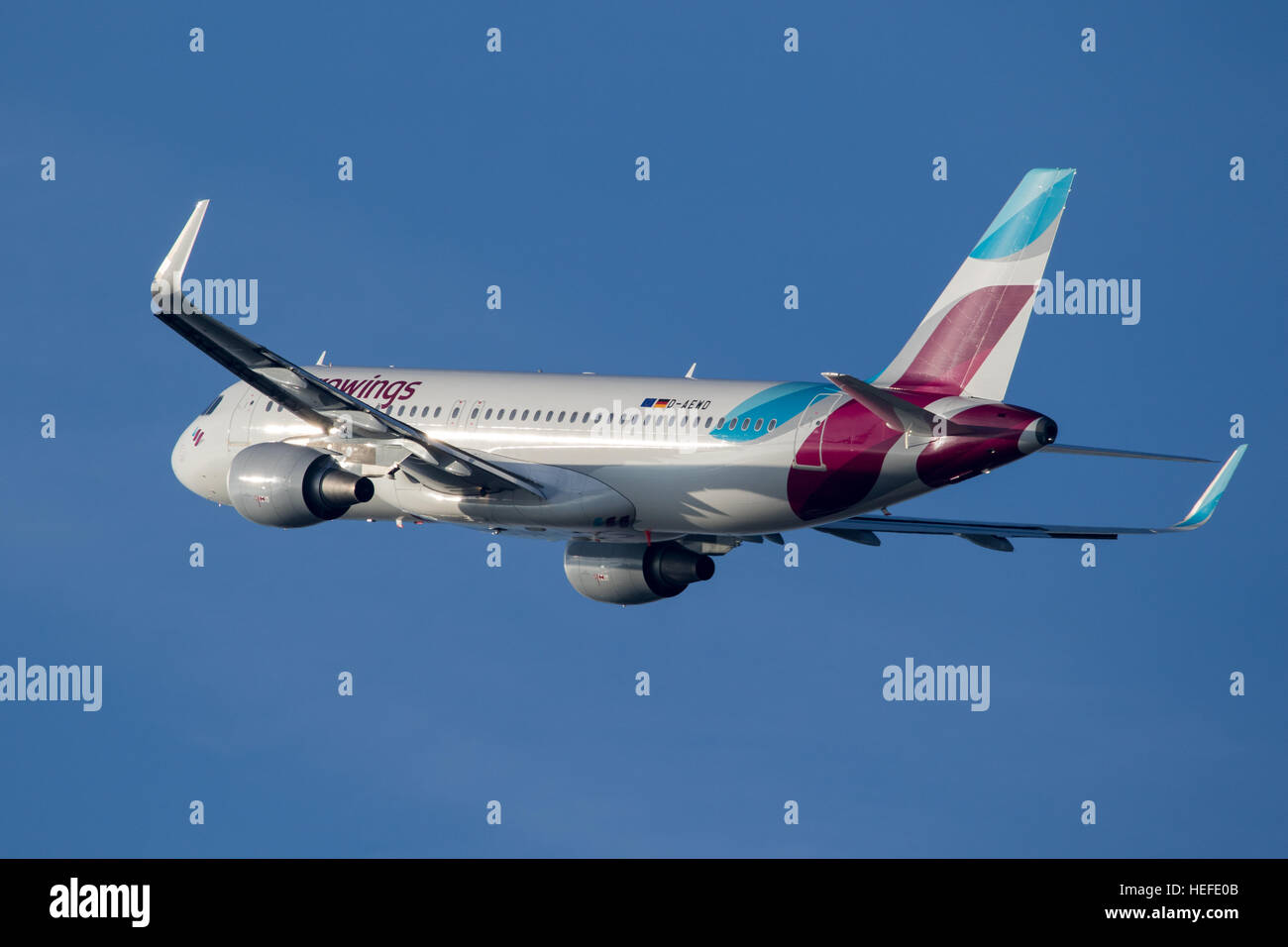Airbus A320 da Eurowings il decollo dall'aeroporto di Dusseldorf Foto Stock
