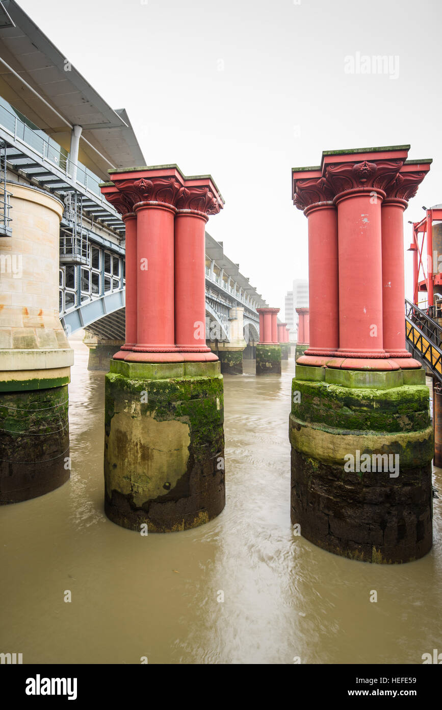 Blackfriars Bridge sul fiume Tamigi, Londra. Foto Stock