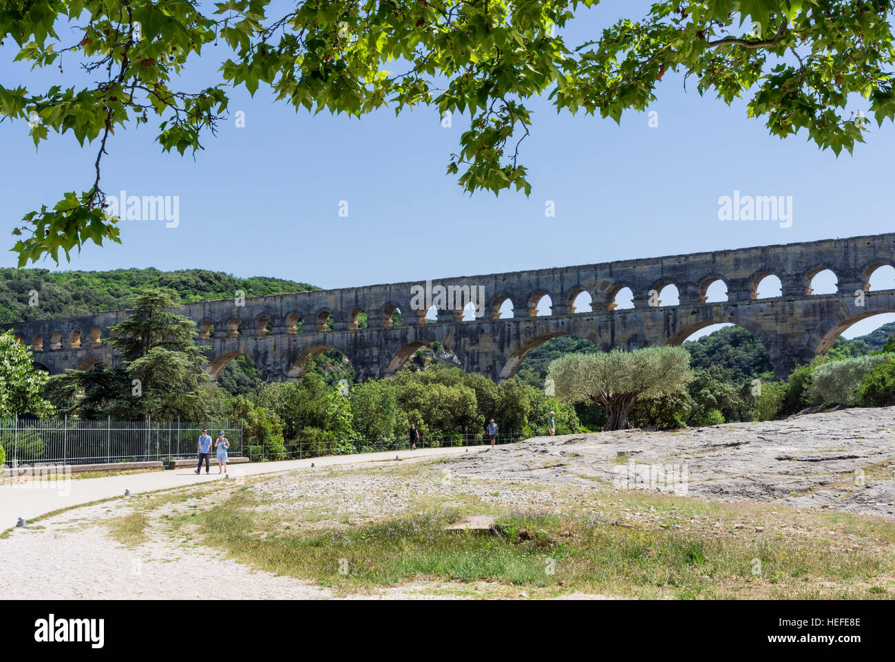 Il percorso di Pont du Gard acquedotto romano, Vers-Pont-du-Gard, Gard, Francia Foto Stock