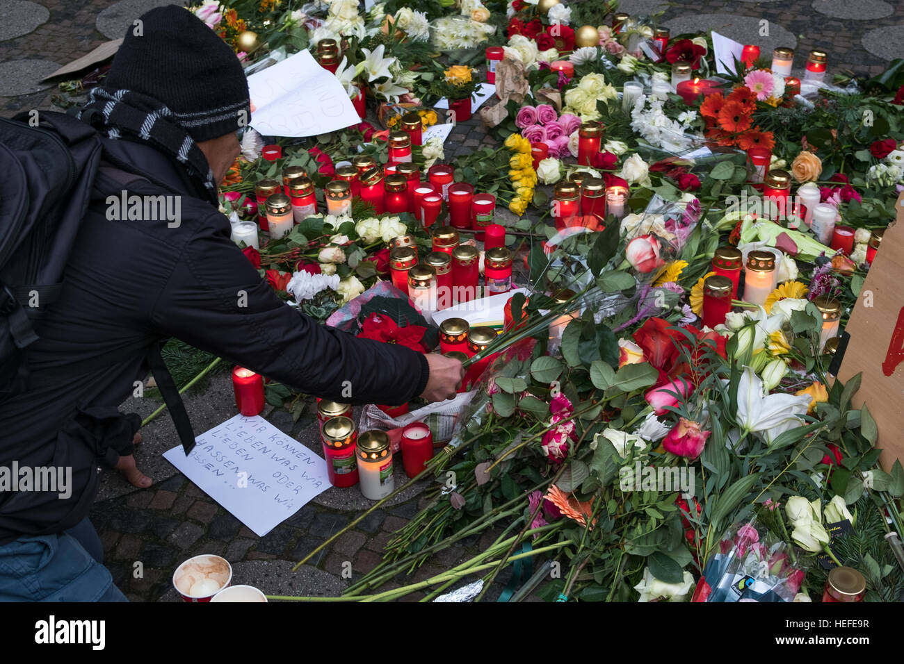 Le candele e i fiori al mercatino di Natale di Berlino, il giorno dopo gli attentati terroristici. Foto Stock