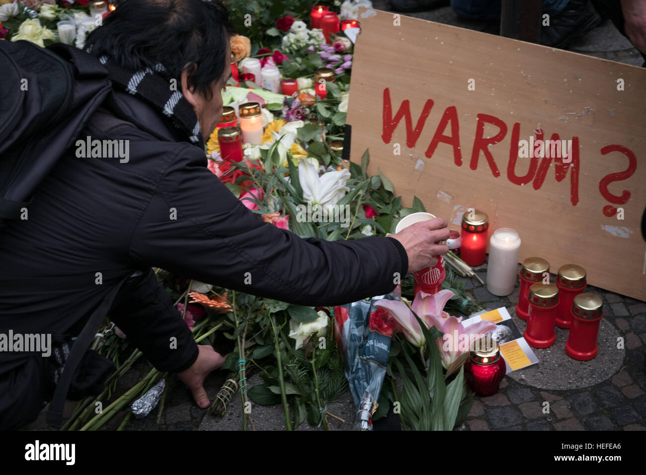 L'uomo messo candela e fiori al mercatino di Natale di Berlino, il giorno dopo il terrorista attaccato con un carrello Foto Stock