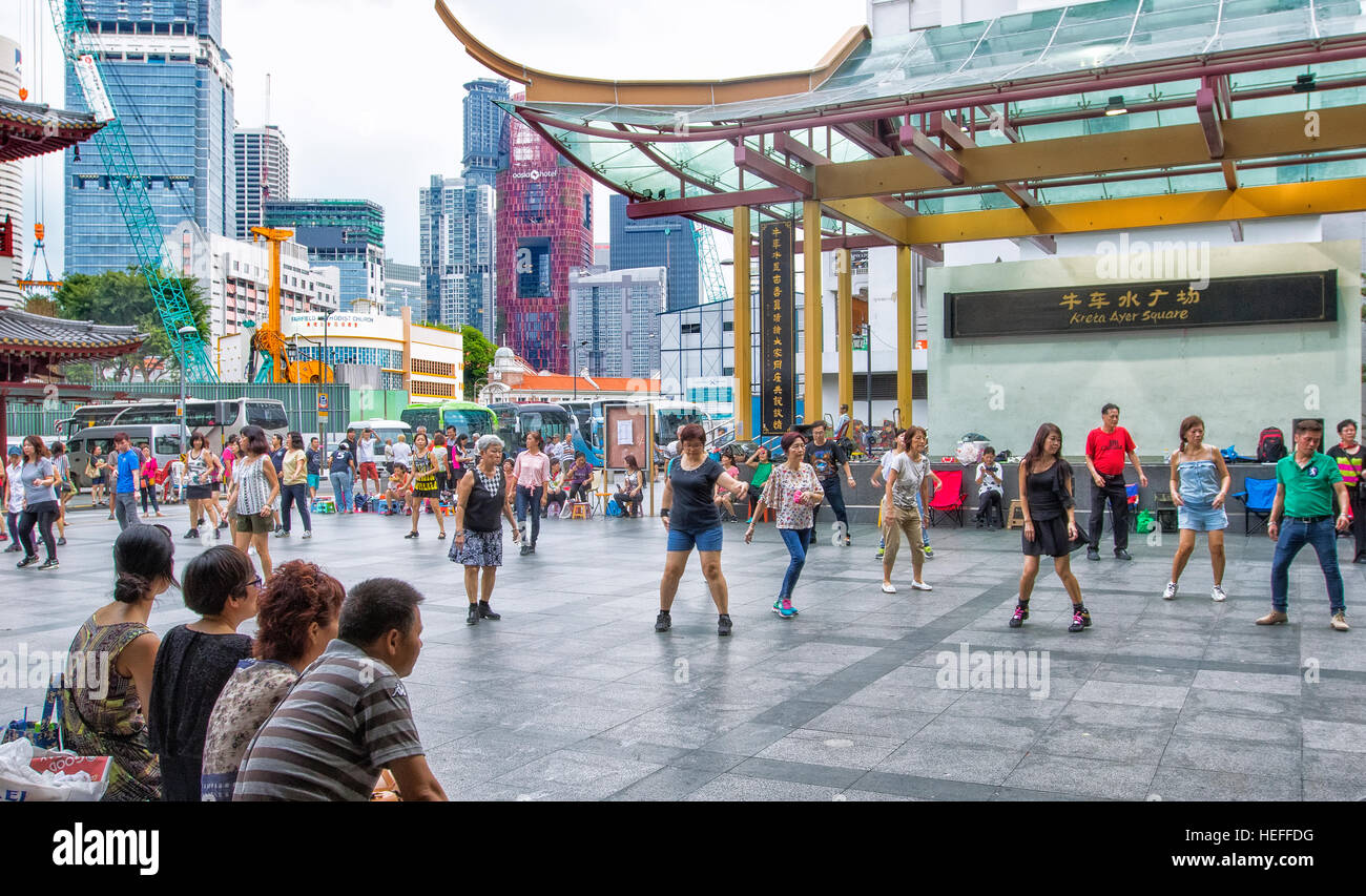 La gente ballare in prossimità del Dente del Buddha reliquia tempio in Singapore Foto Stock