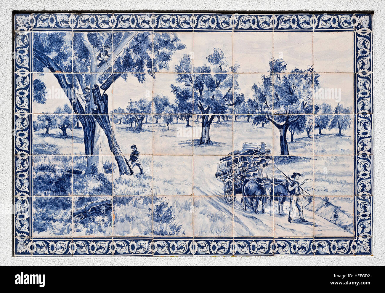 Pannello di piastrelle raffigurante la tradizionale raccolta di sughero da querce da sughero, su una parete in Azeitao, Portogallo, autore ignoto Foto Stock