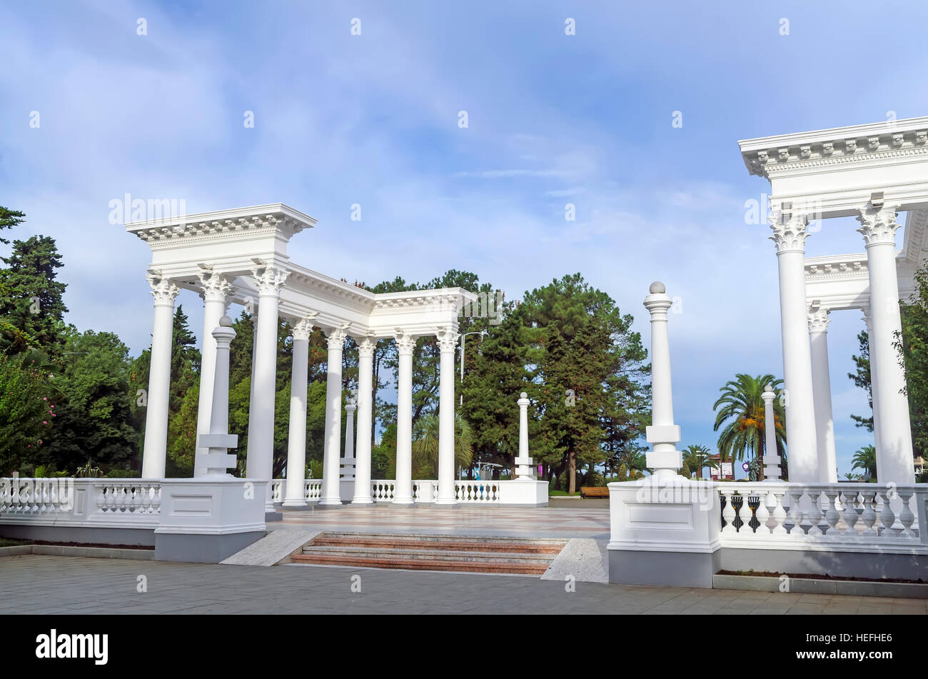 I colonnati in stile greco colonne a Batumi Georgia Seaside Park costruita come l'ingresso del resort city nera della spiaggia del mare Foto Stock