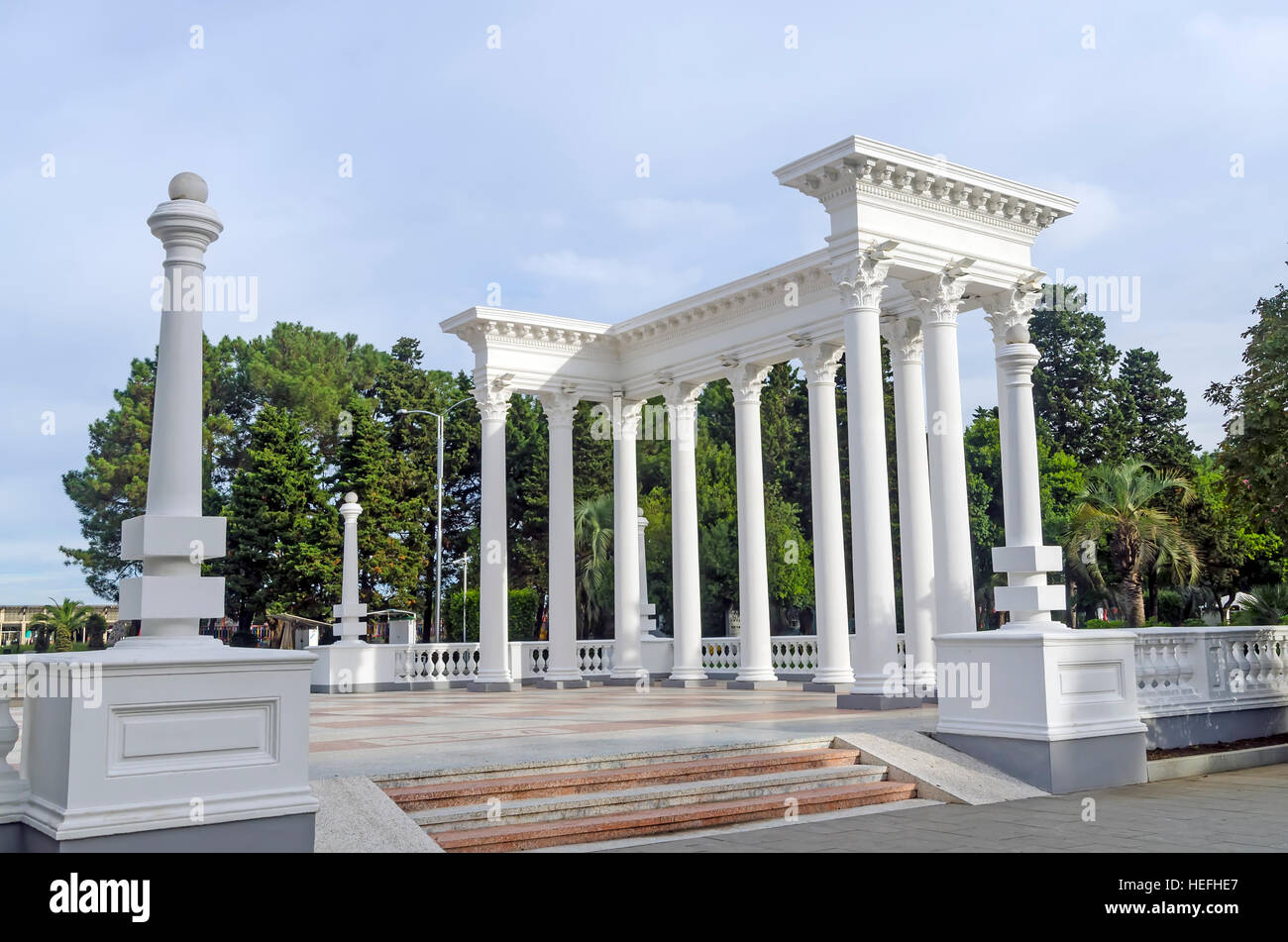 I colonnati in stile greco colonne a Batumi Georgia Seaside Park costruita come l'ingresso del resort city nera della spiaggia del mare Foto Stock