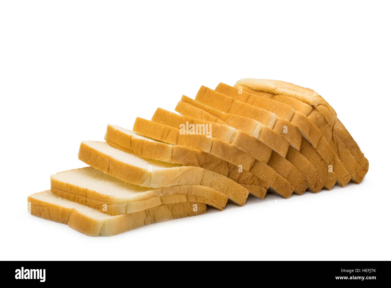 Filone di fette di pane fresco isolato su sfondo bianco Foto Stock