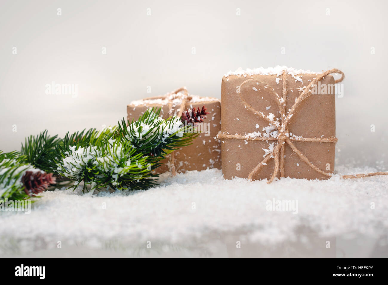 Confezioni regalo e rami d abete sulla neve artificiale Foto Stock