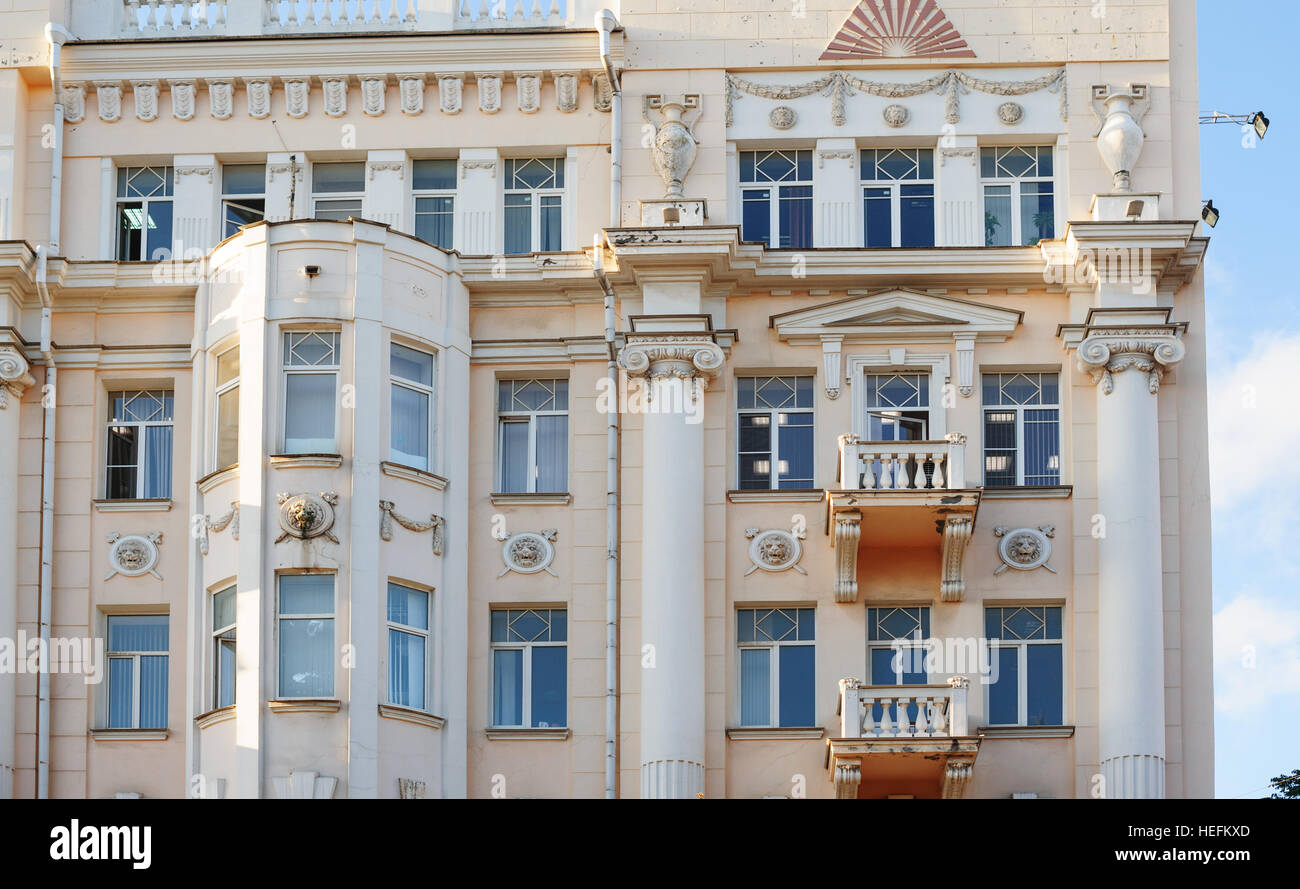 Windows in alto edificio architettonico con colonne Foto Stock