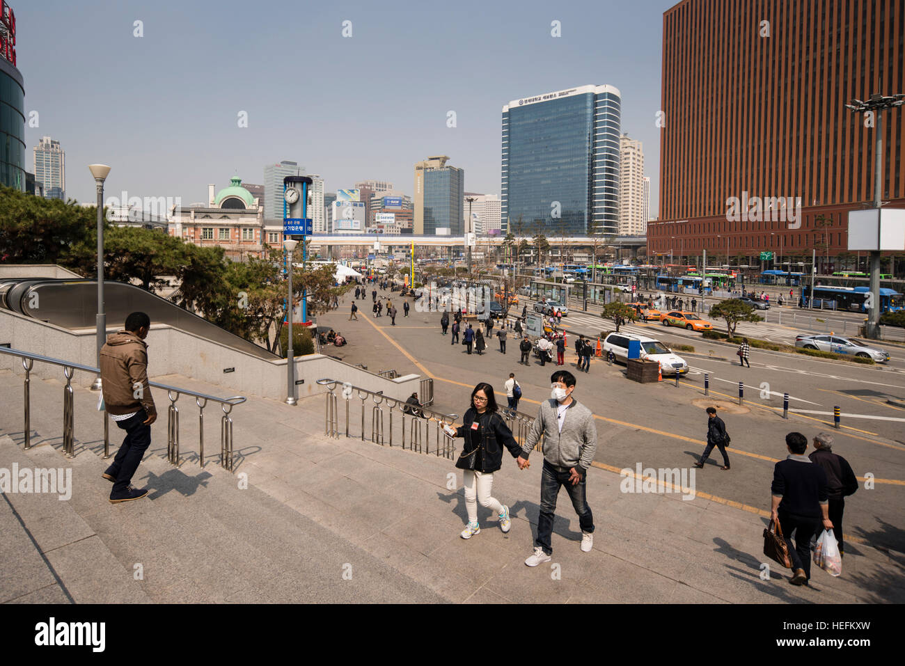 Hangang-daero scena di strada, sul lato opposto della stazione di Seul, Corea Foto Stock