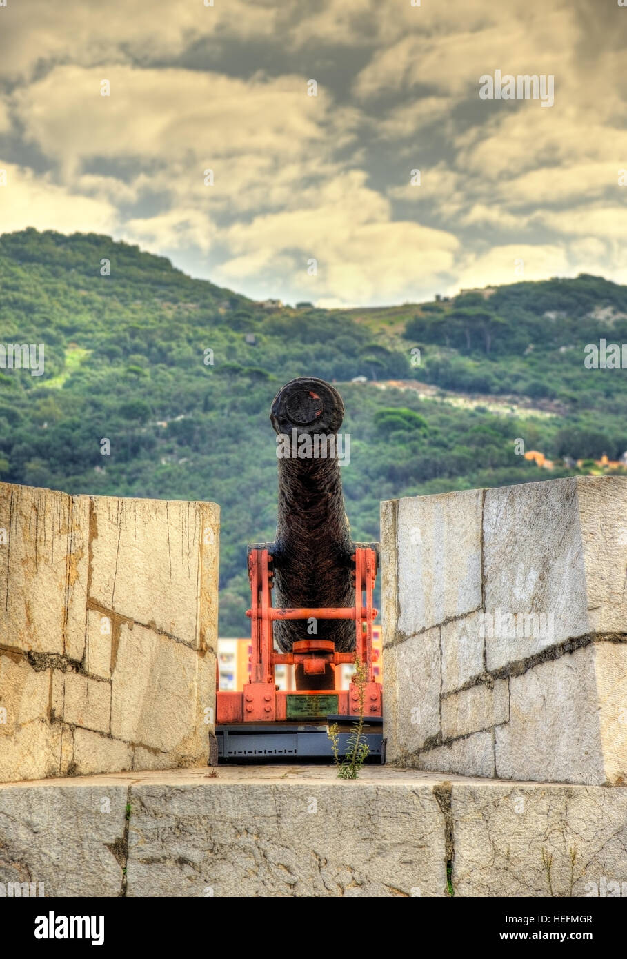 Il vecchio cannone al bastione arancione in Gibilterra Foto Stock