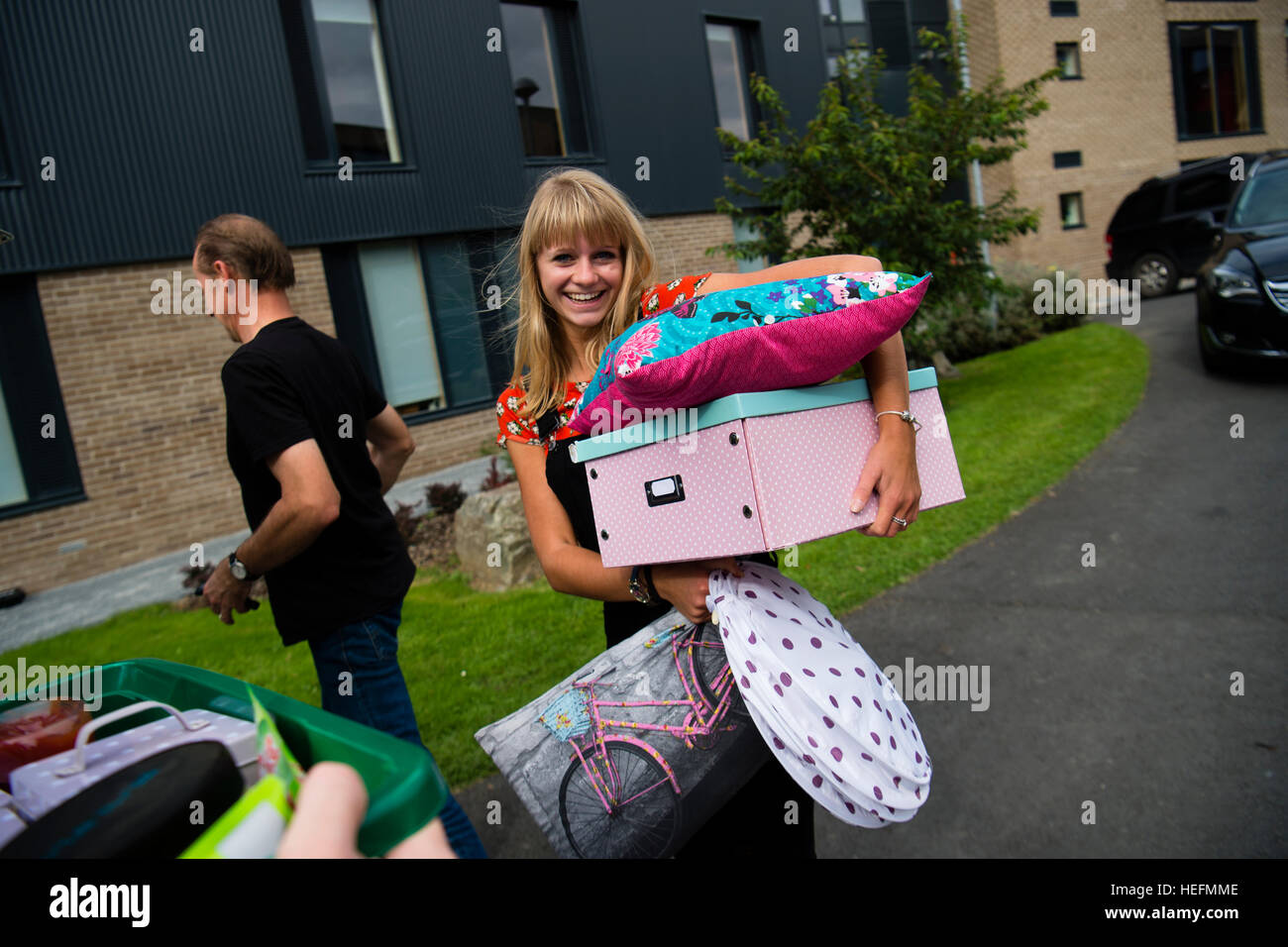 Formazione universitaria nel Regno Unito: Aberystwyth studenti universitari , con fropm aiutano i loro genitori, in movimento per Fferm Penglais self catering sale di soggiorno all'inizio del 2016-17 anno accademico Foto Stock