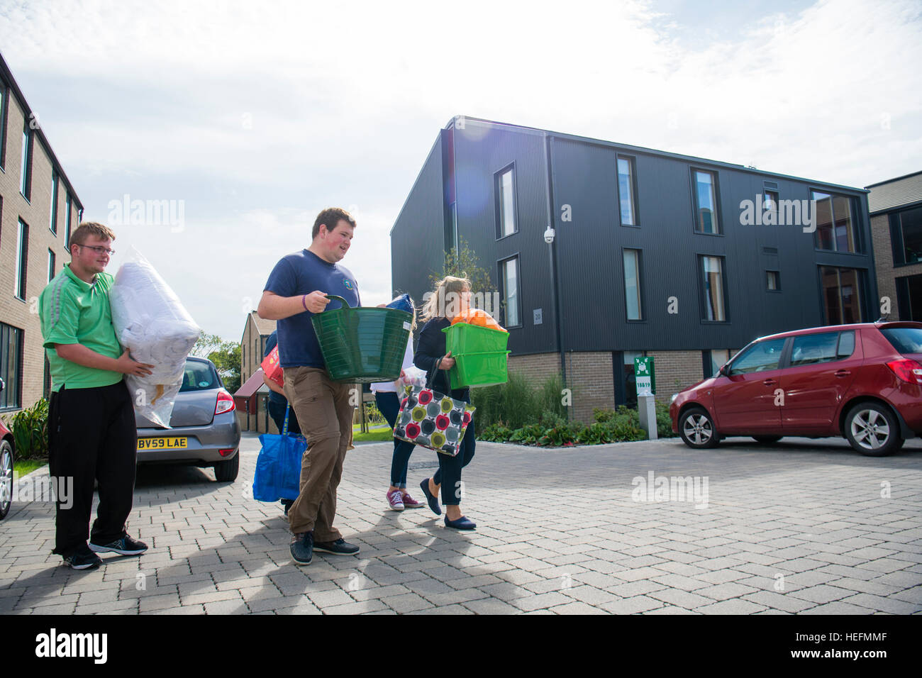 Formazione universitaria nel Regno Unito: Aberystwyth studenti universitari , con fropm aiutano i loro genitori, in movimento per Fferm Penglais self catering sale di soggiorno all'inizio del 2016-17 anno accademico Foto Stock